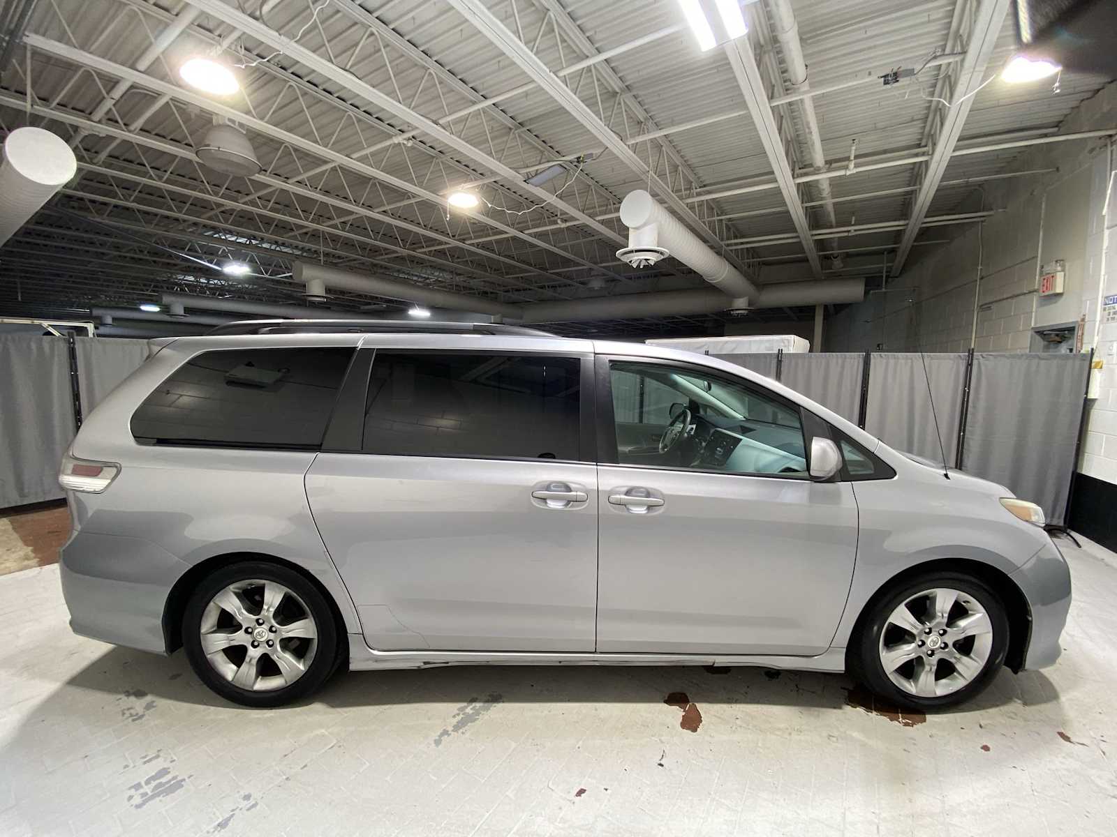 Thumbnail: 2011 Toyota Sienna - 27