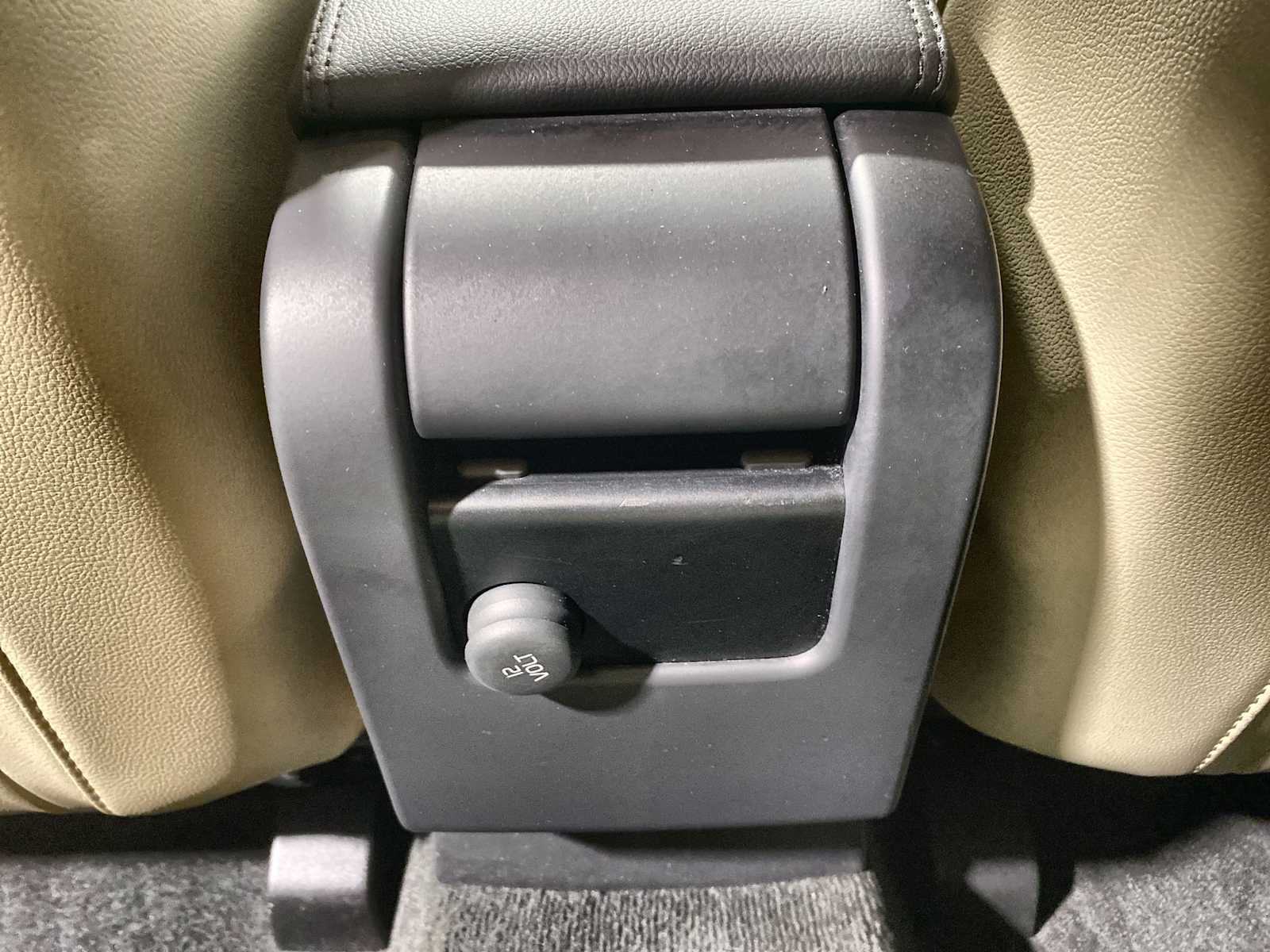 Thumbnail: 2016 Volvo XC60 - 24