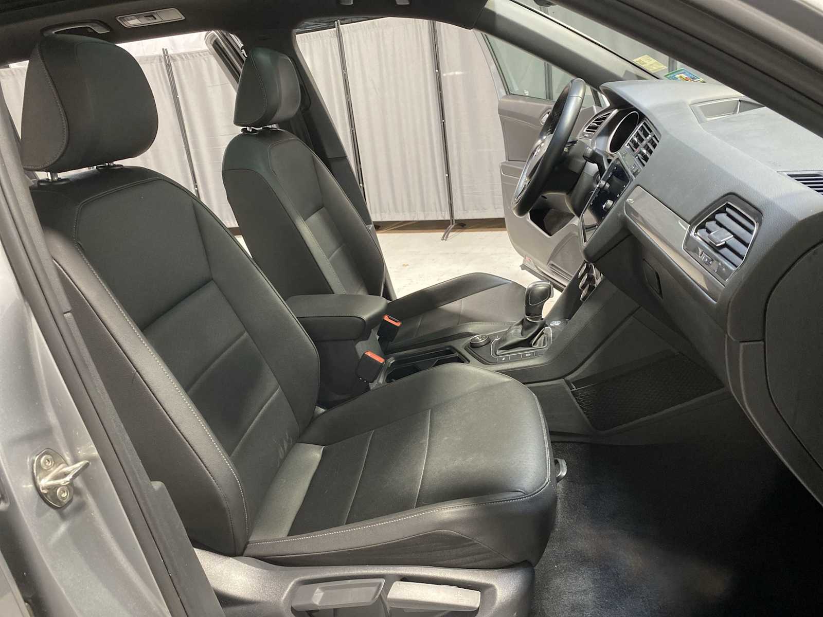 Thumbnail: 2020 Volkswagen Tiguan - 14