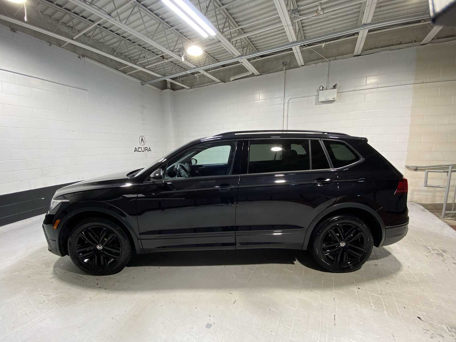 Thumbnail: 2022 Volkswagen Tiguan - 3