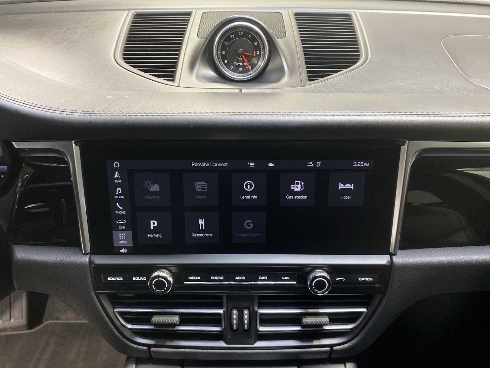 Thumbnail: 2020 Porsche Macan - 16