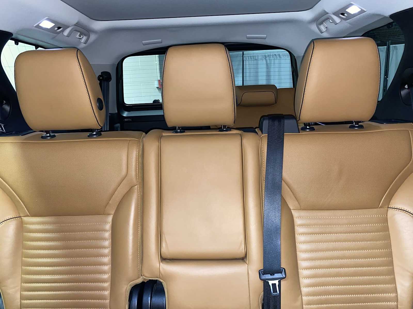 Thumbnail: 2017 Land Rover Discovery - 24