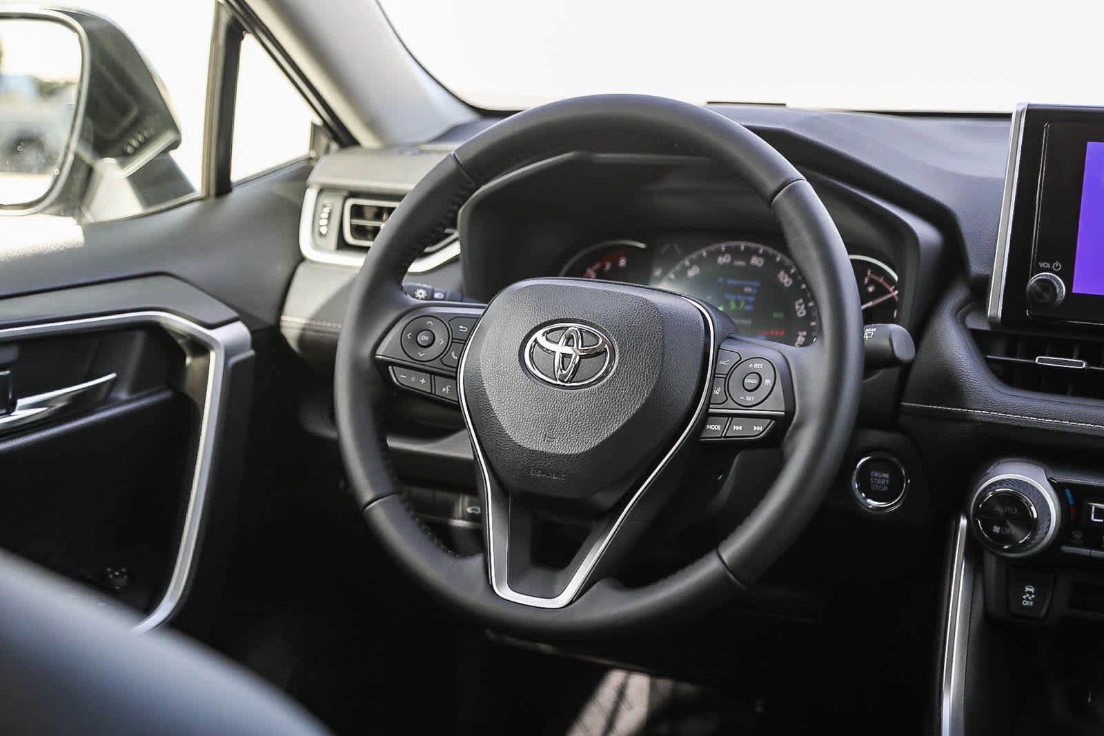 Thumbnail: 2025 Toyota RAV4 - 16