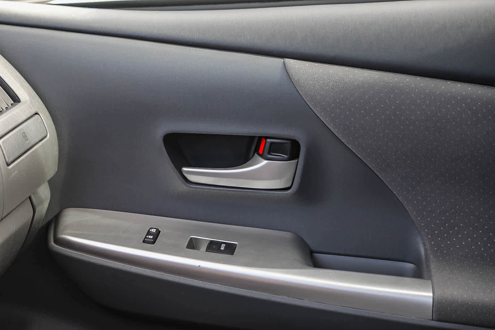 Thumbnail: 2013 Toyota Prius v - 21