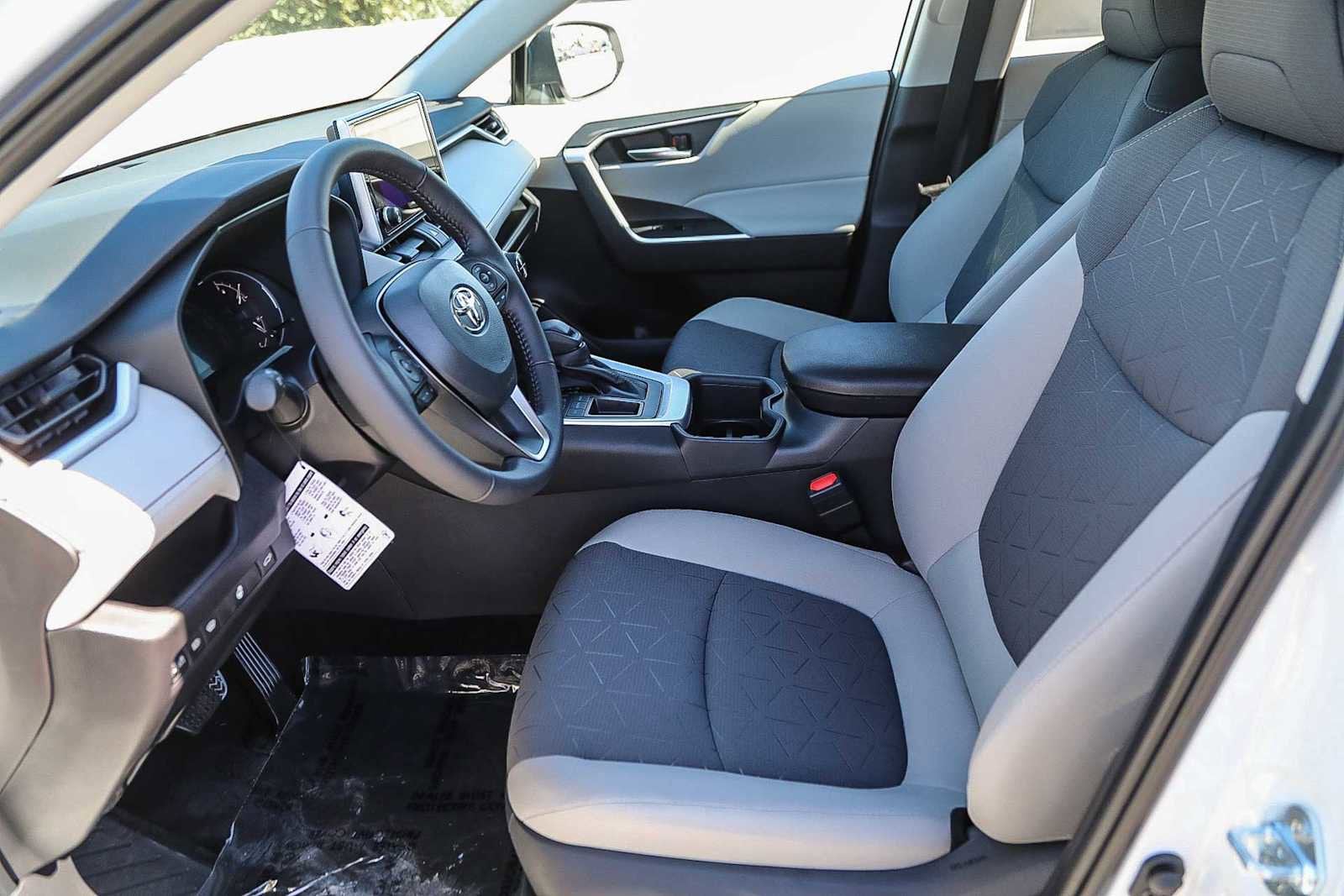 Thumbnail: 2025 Toyota RAV4 - 16