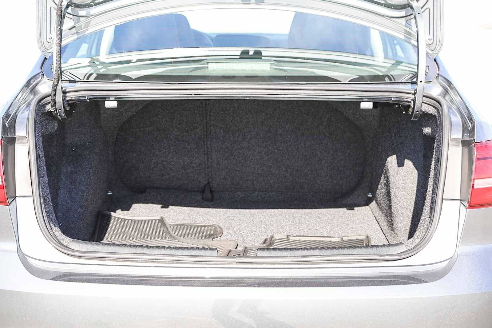 Thumbnail: 2015 Volkswagen Jetta - 25