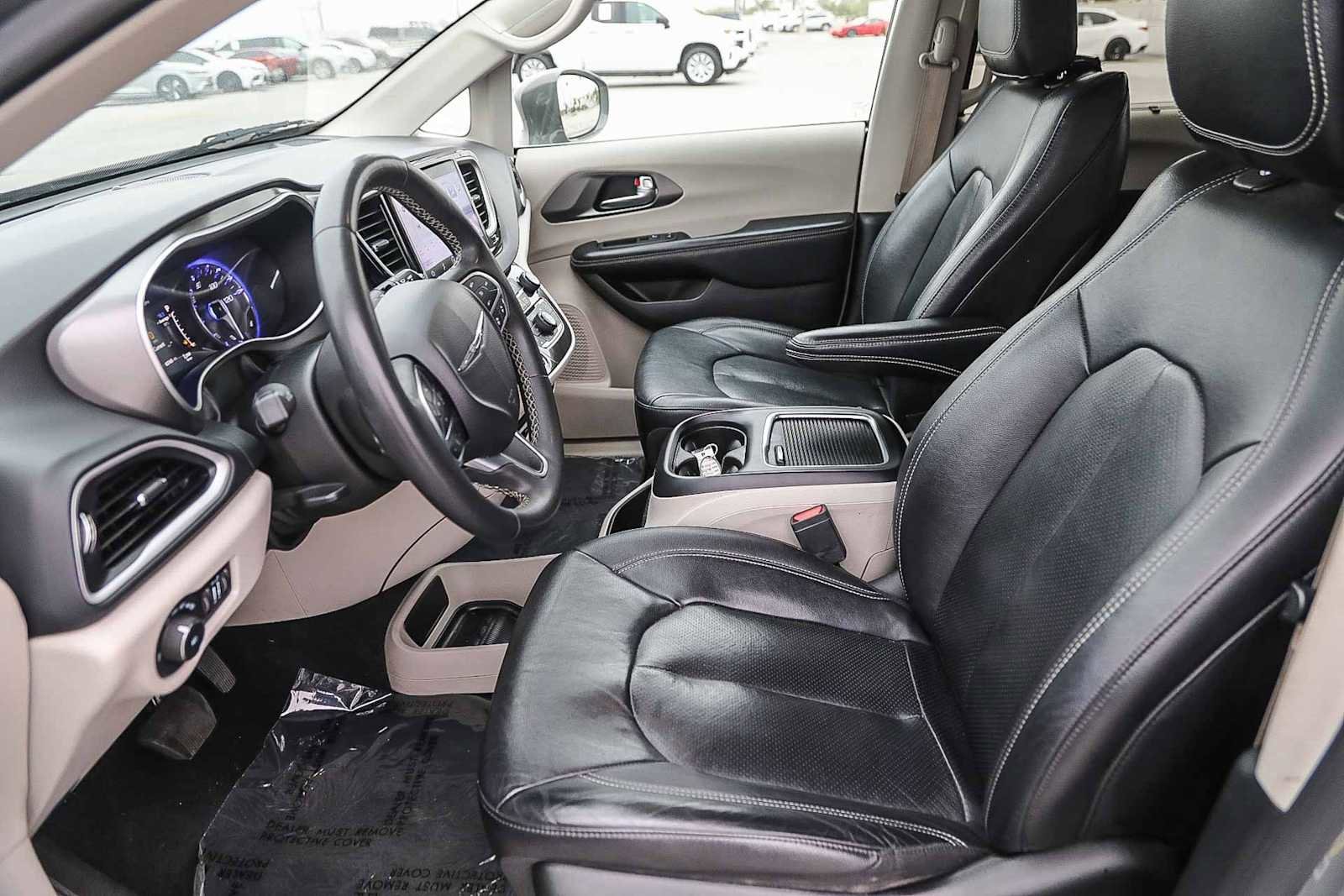 Thumbnail: 2022 Chrysler Pacifica - 17