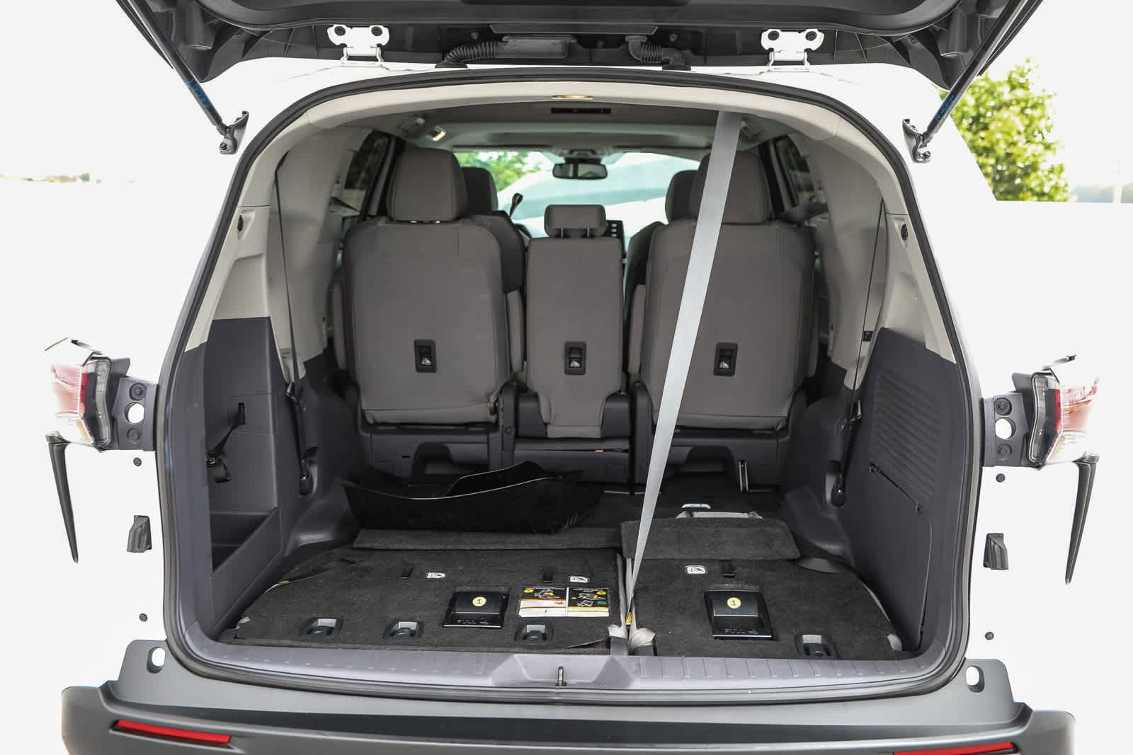 2021 Toyota Sienna LE 24