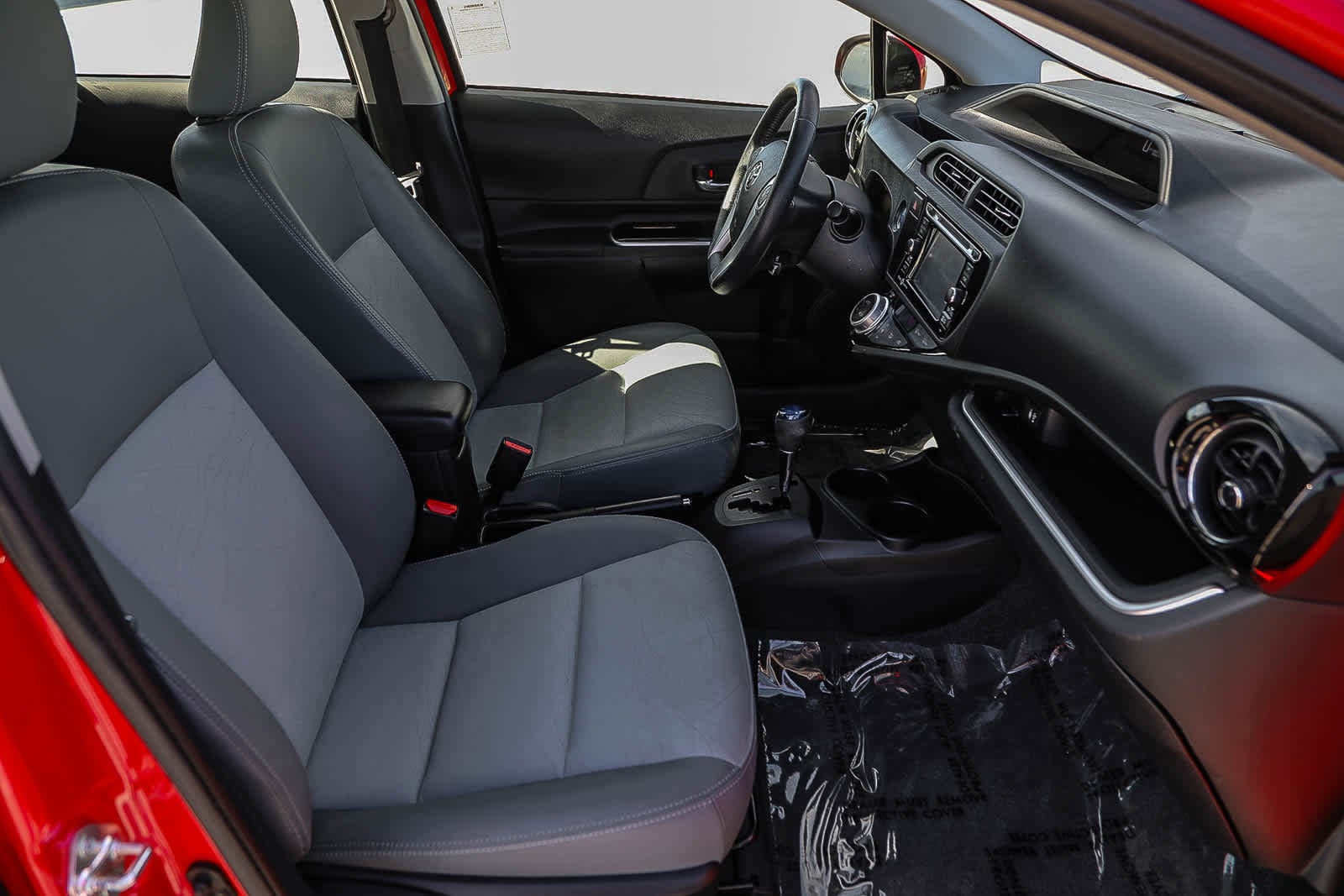 Thumbnail: 2015 Toyota Prius c - 16