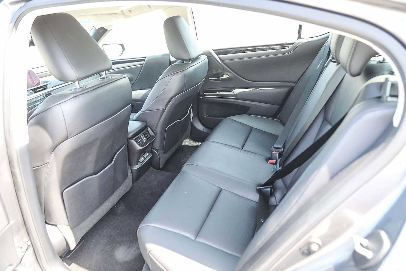 Thumbnail: 2021 Lexus ES - 17