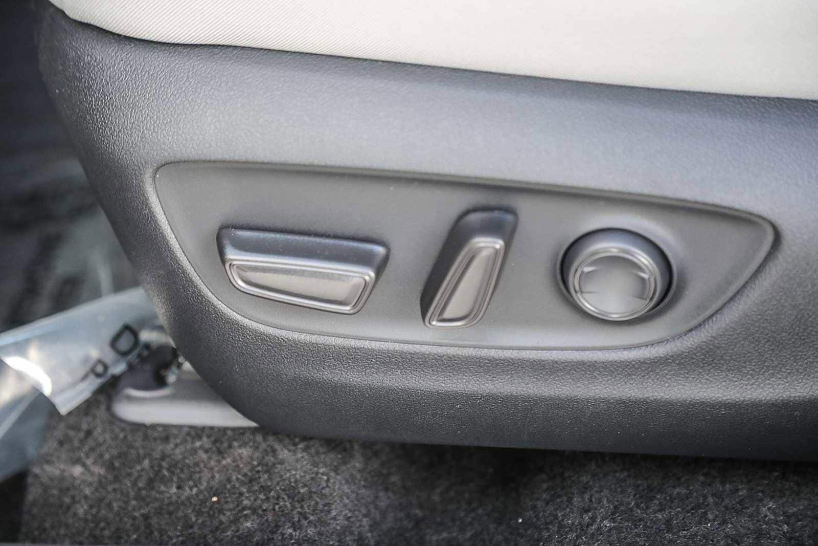 Thumbnail: 2025 Toyota RAV4 - 21