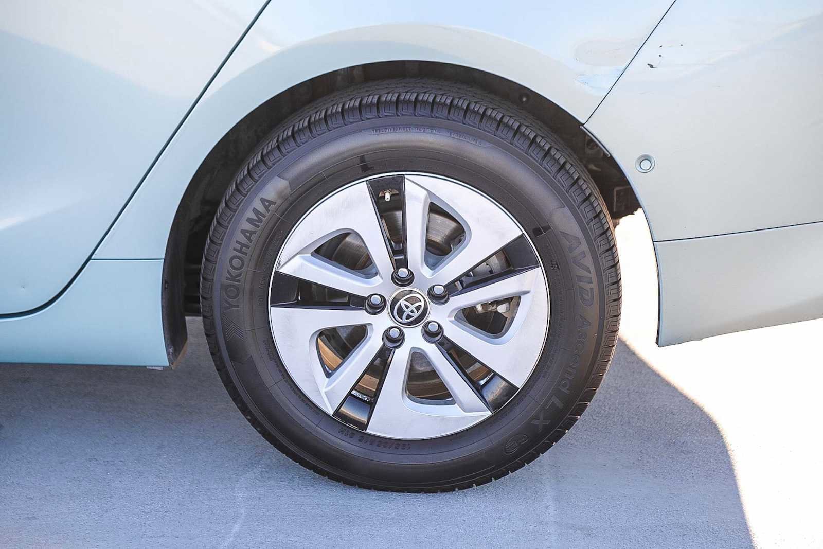 Thumbnail: 2017 Toyota Prius - 11