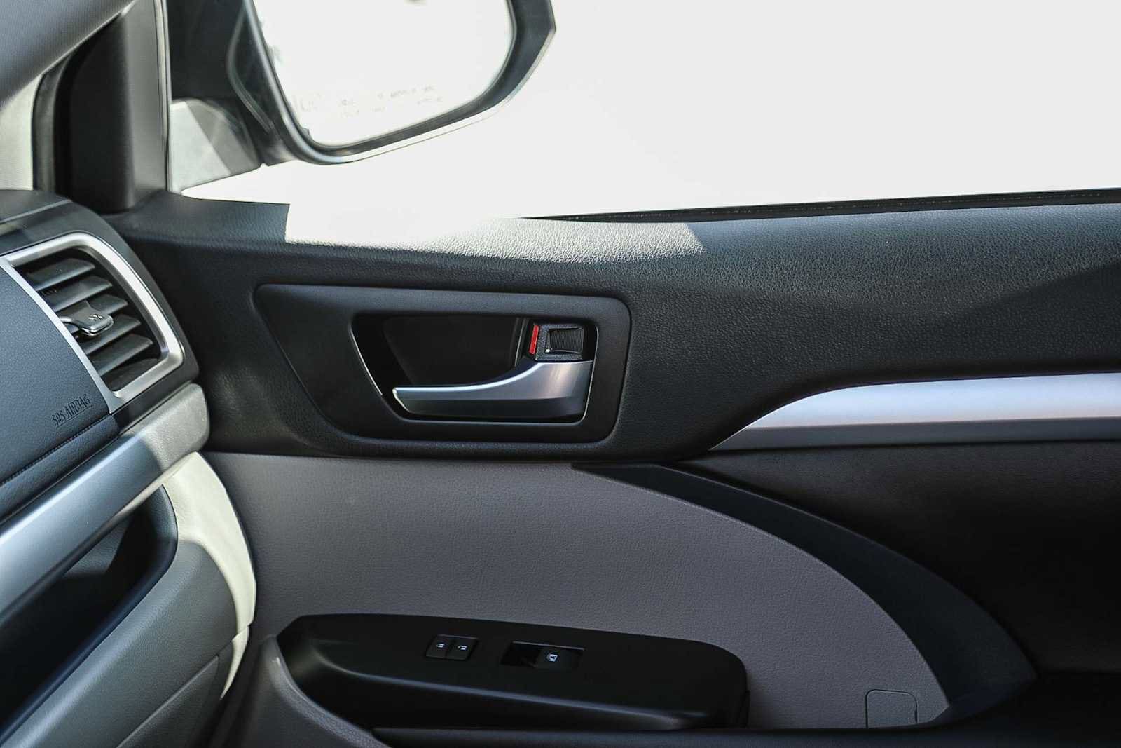 Thumbnail: 2019 Toyota Highlander - 19