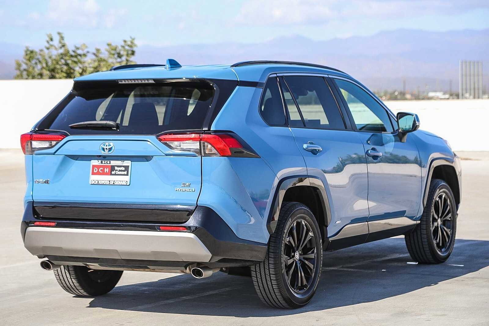2022 Toyota RAV4 SE photo 3