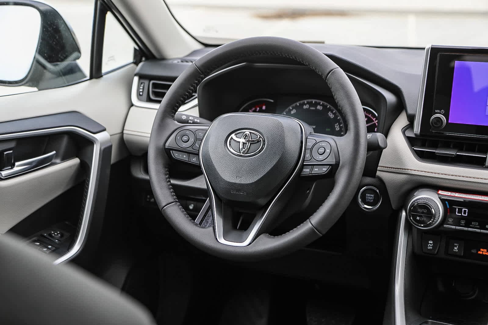 Thumbnail: 2025 Toyota RAV4 - 17