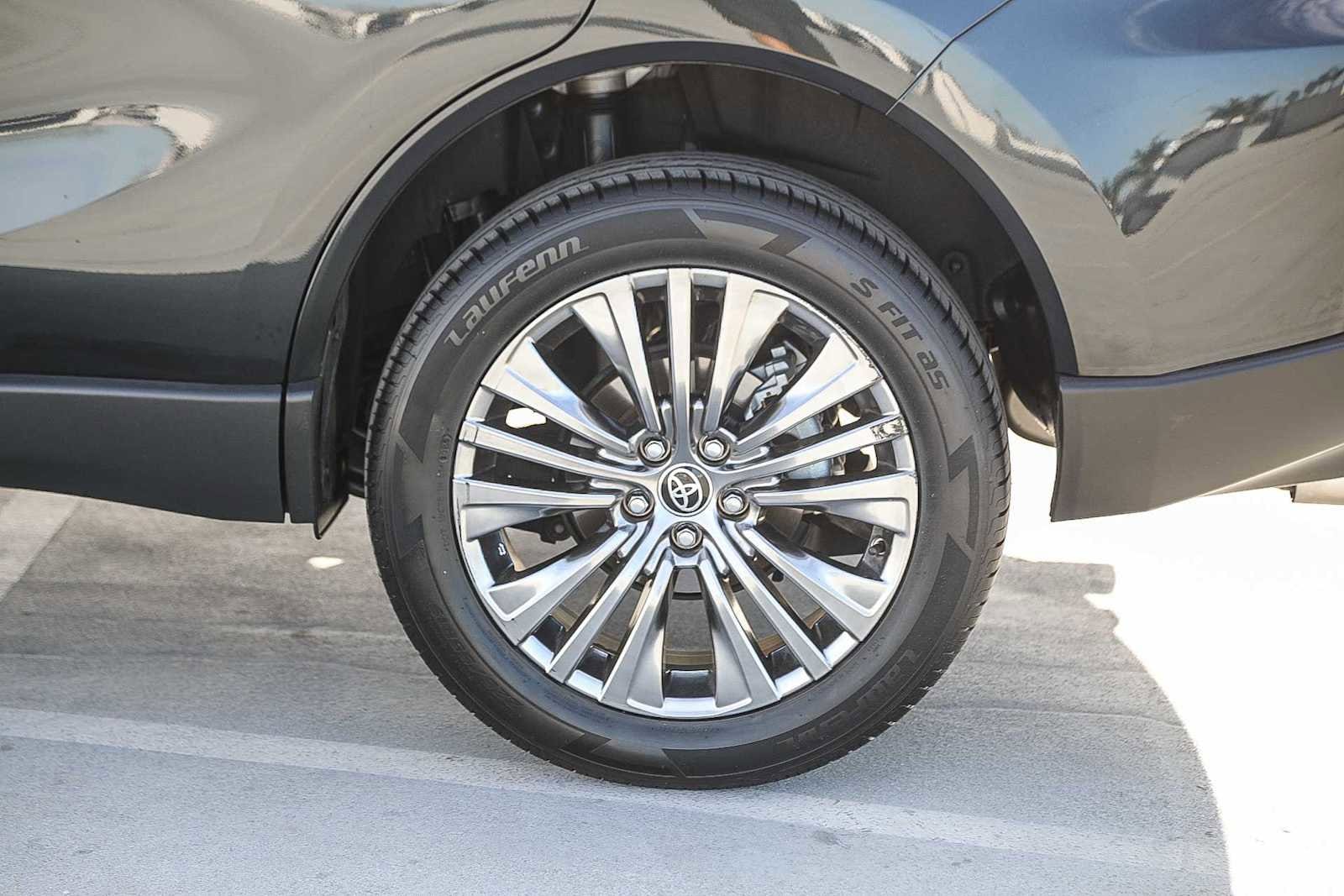 Thumbnail: 2023 Toyota Venza - 11