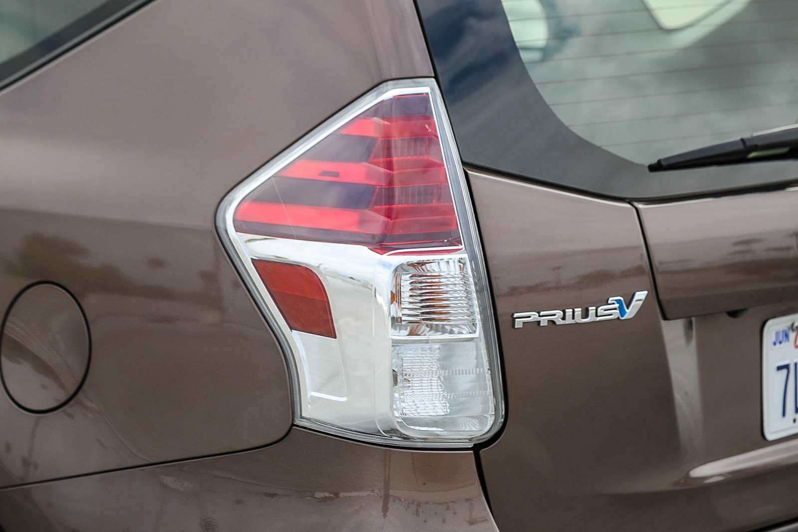 Thumbnail: 2015 Toyota Prius v - 9