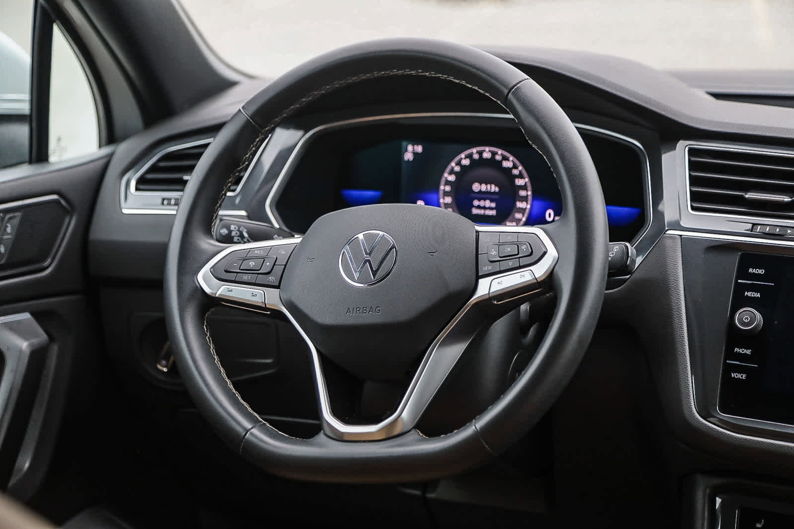 Thumbnail: 2022 Volkswagen Tiguan - 14