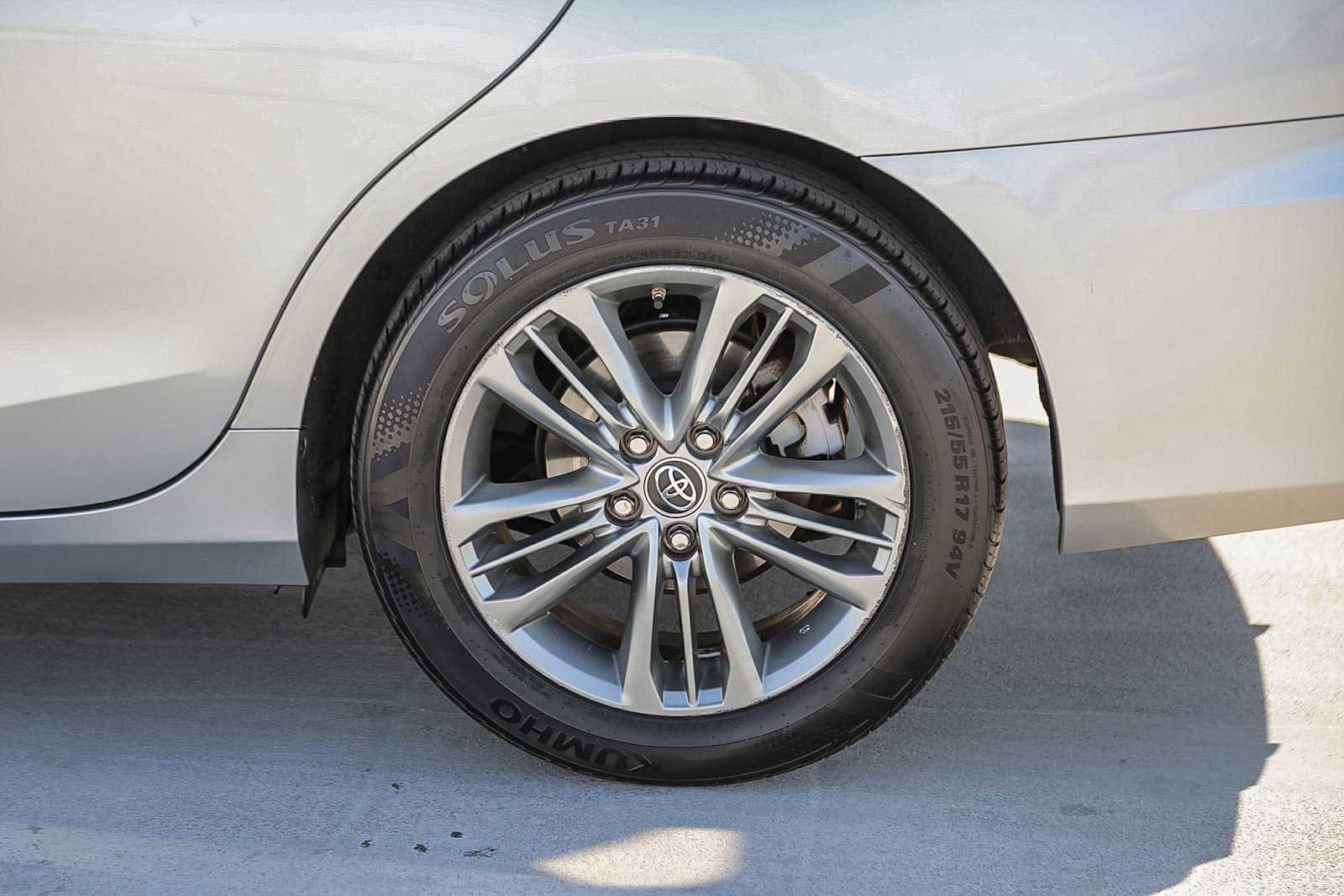 Thumbnail: 2015 Toyota Camry - 11