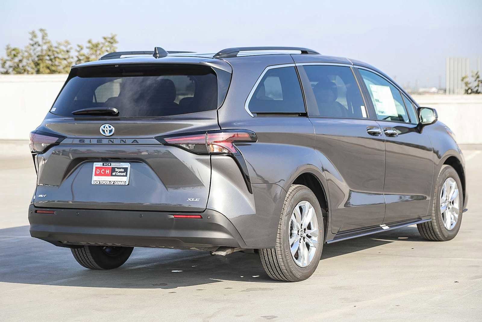 Thumbnail: 2025 Toyota Sienna - 4