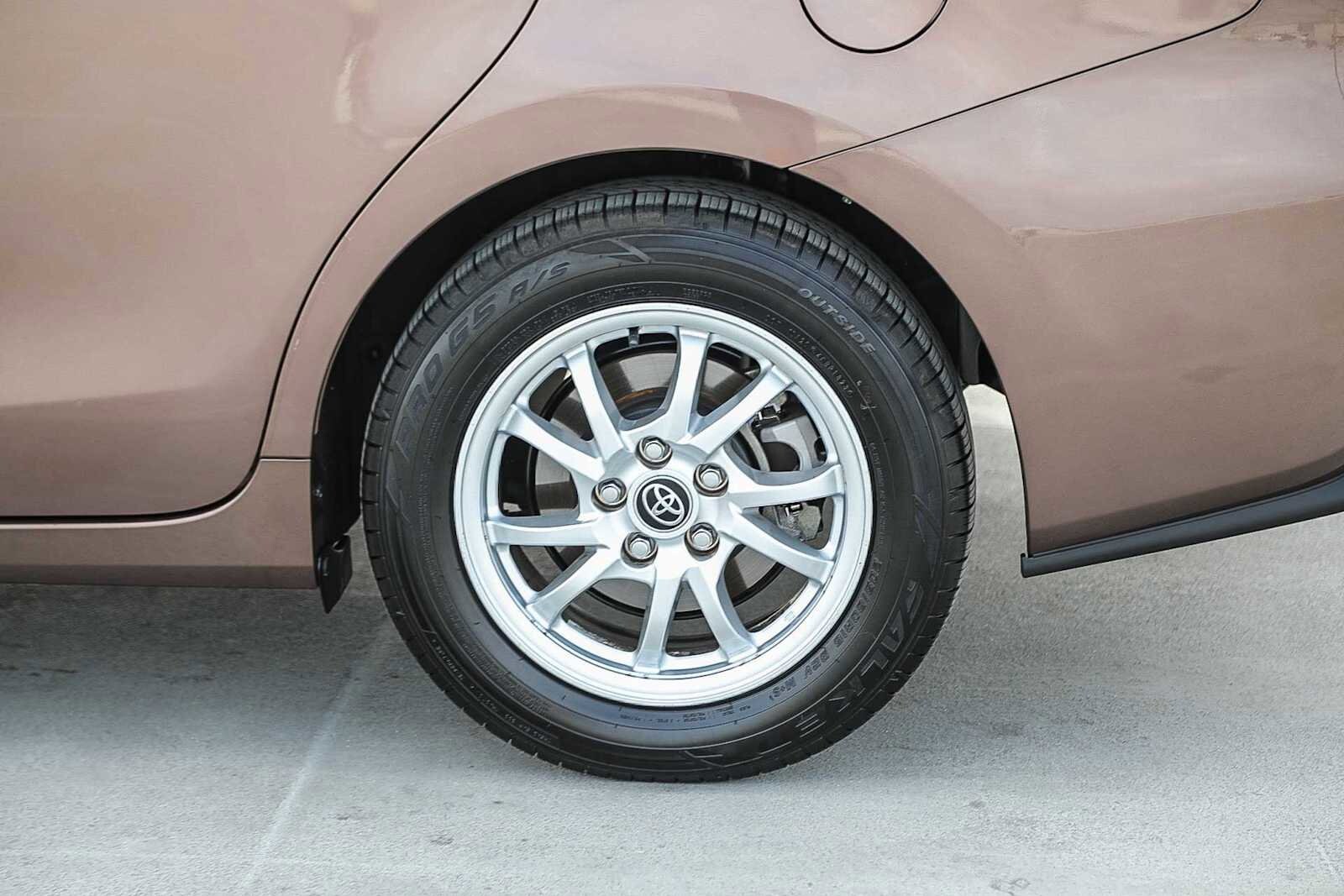 Thumbnail: 2015 Toyota Prius v - 11