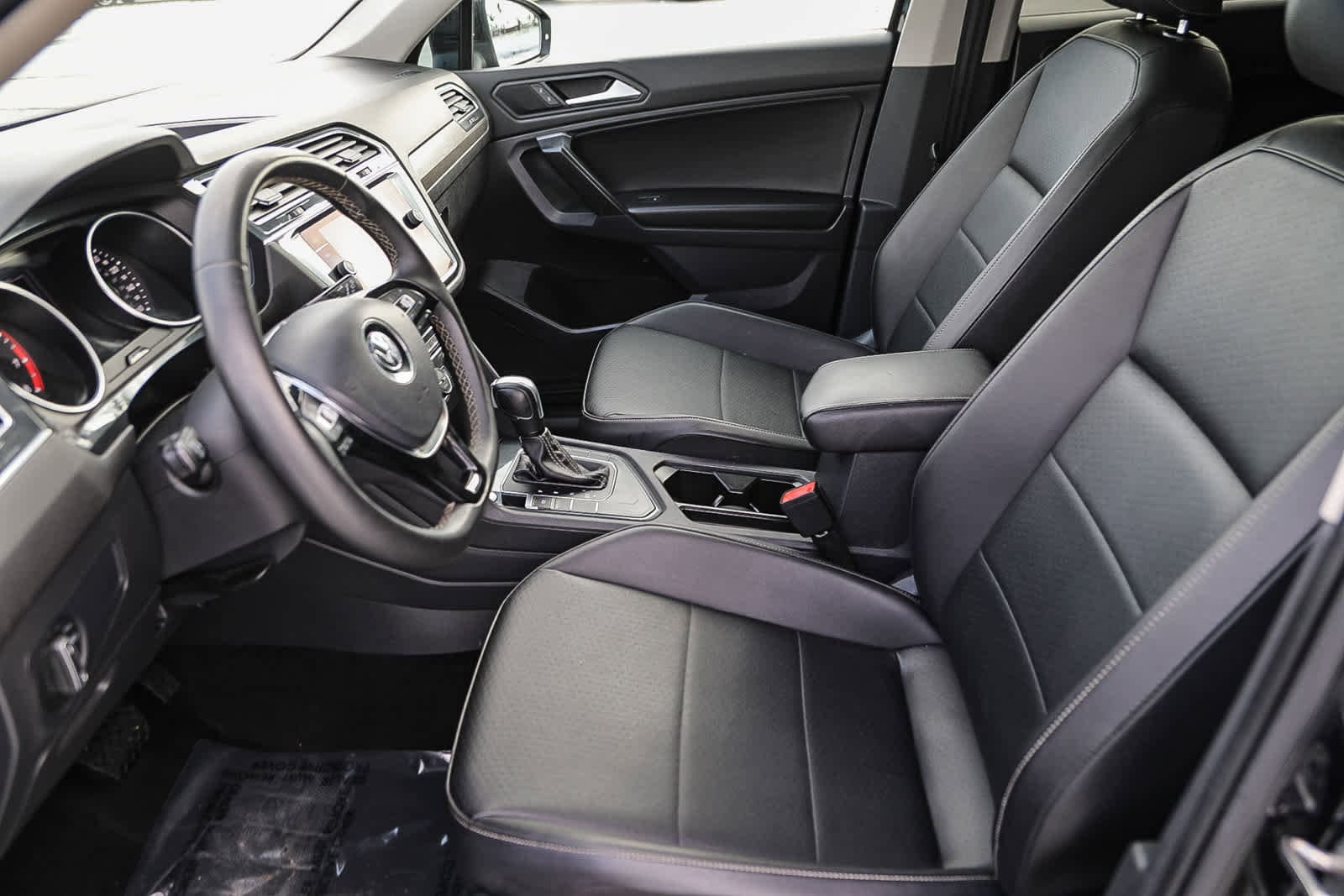 Thumbnail: 2021 Volkswagen Tiguan - 16