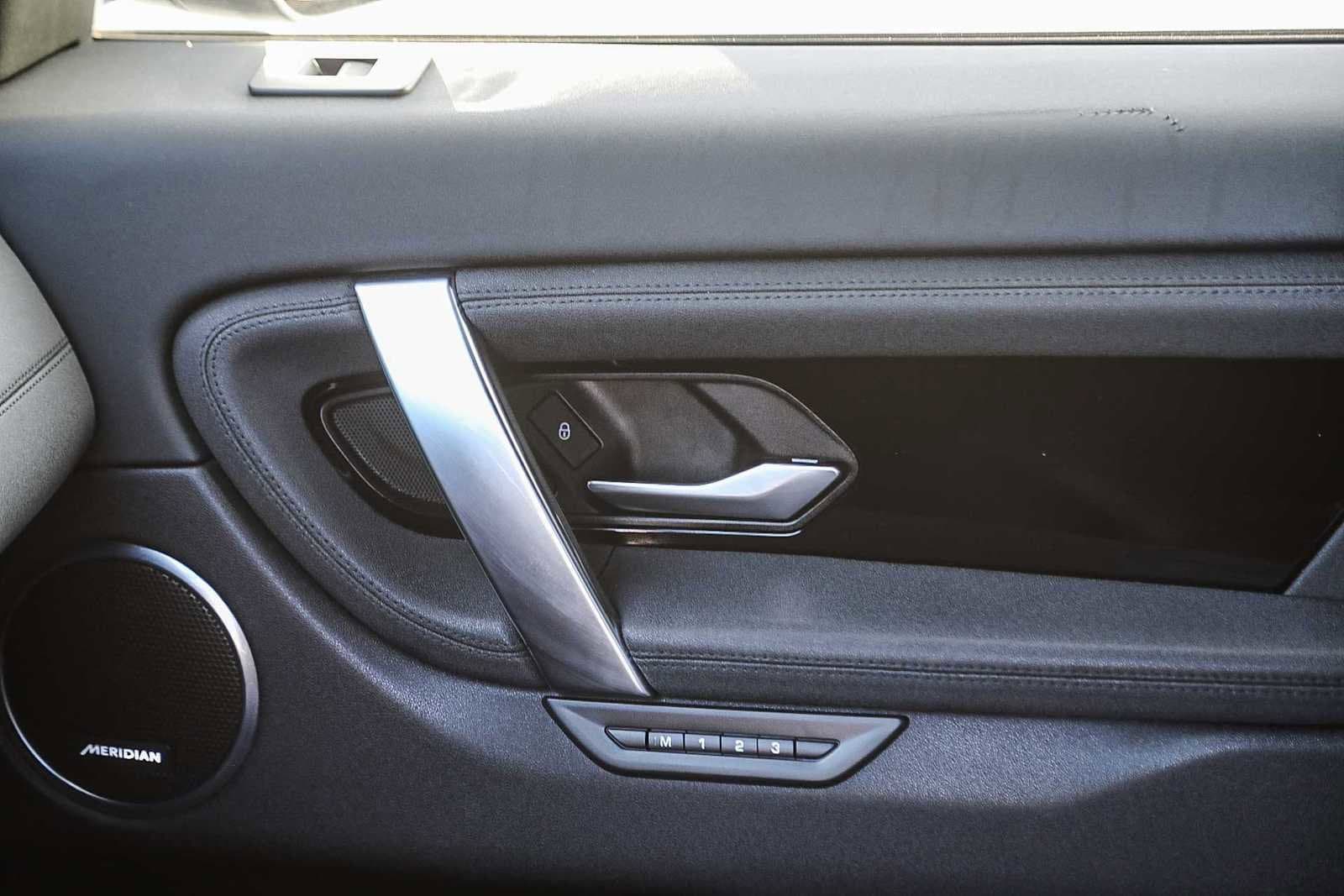 Thumbnail: 2020 Land Rover Discovery Sport - 20