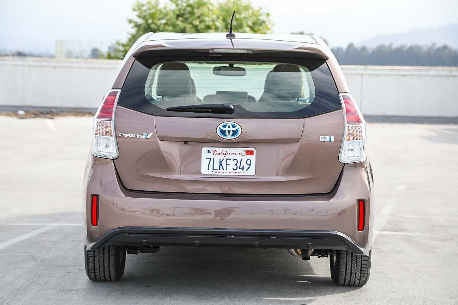 Thumbnail: 2015 Toyota Prius v - 6