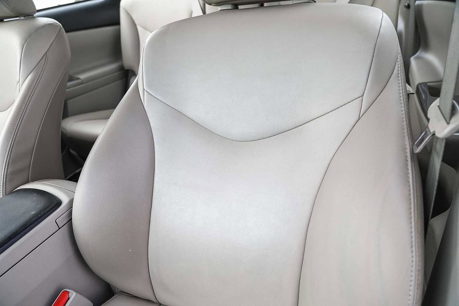 Thumbnail: 2015 Toyota Prius v - 24