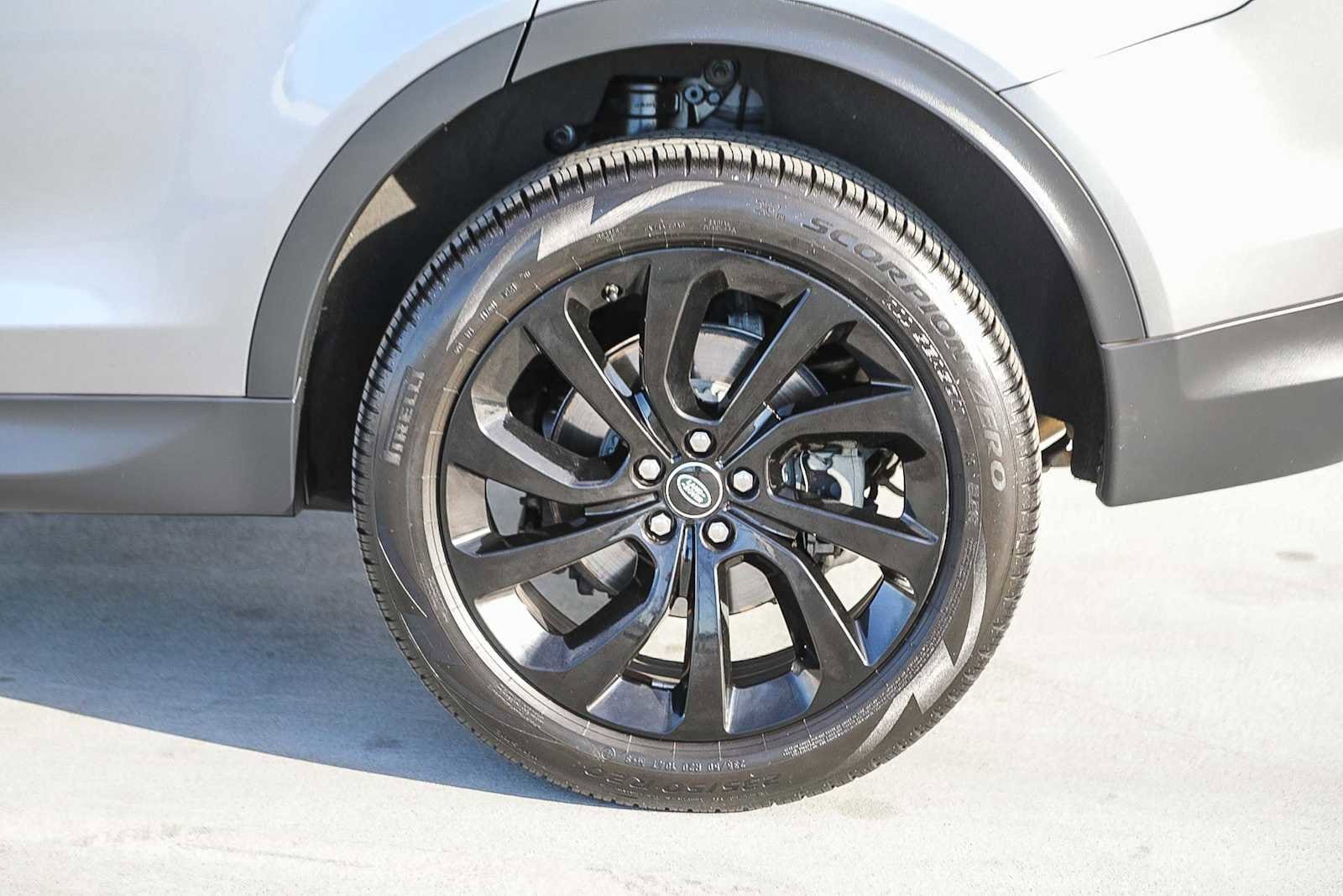 Thumbnail: 2020 Land Rover Discovery Sport - 10