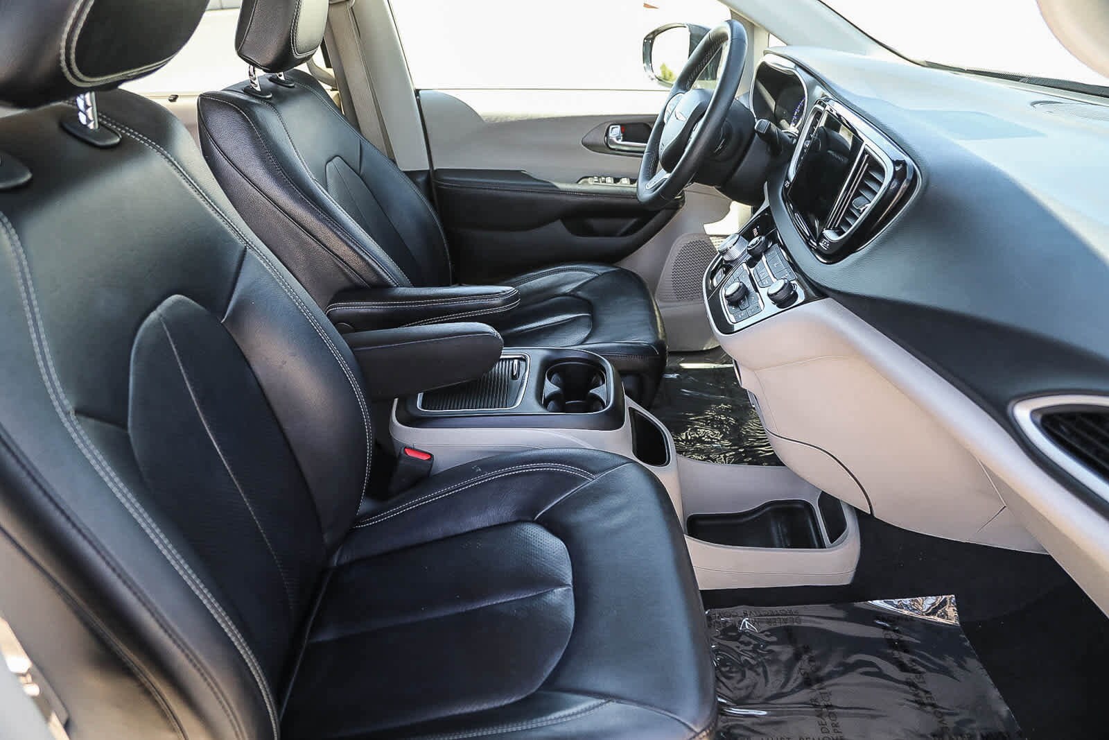 Thumbnail: 2022 Chrysler Pacifica - 16