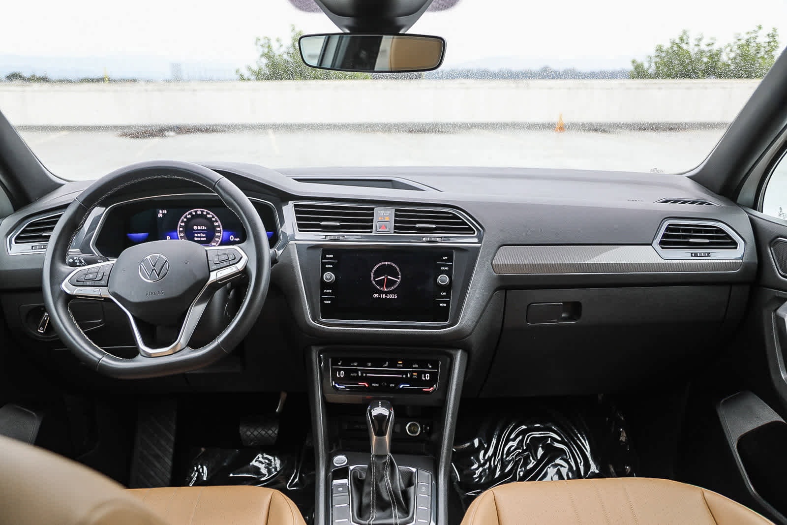 Thumbnail: 2022 Volkswagen Tiguan - 11