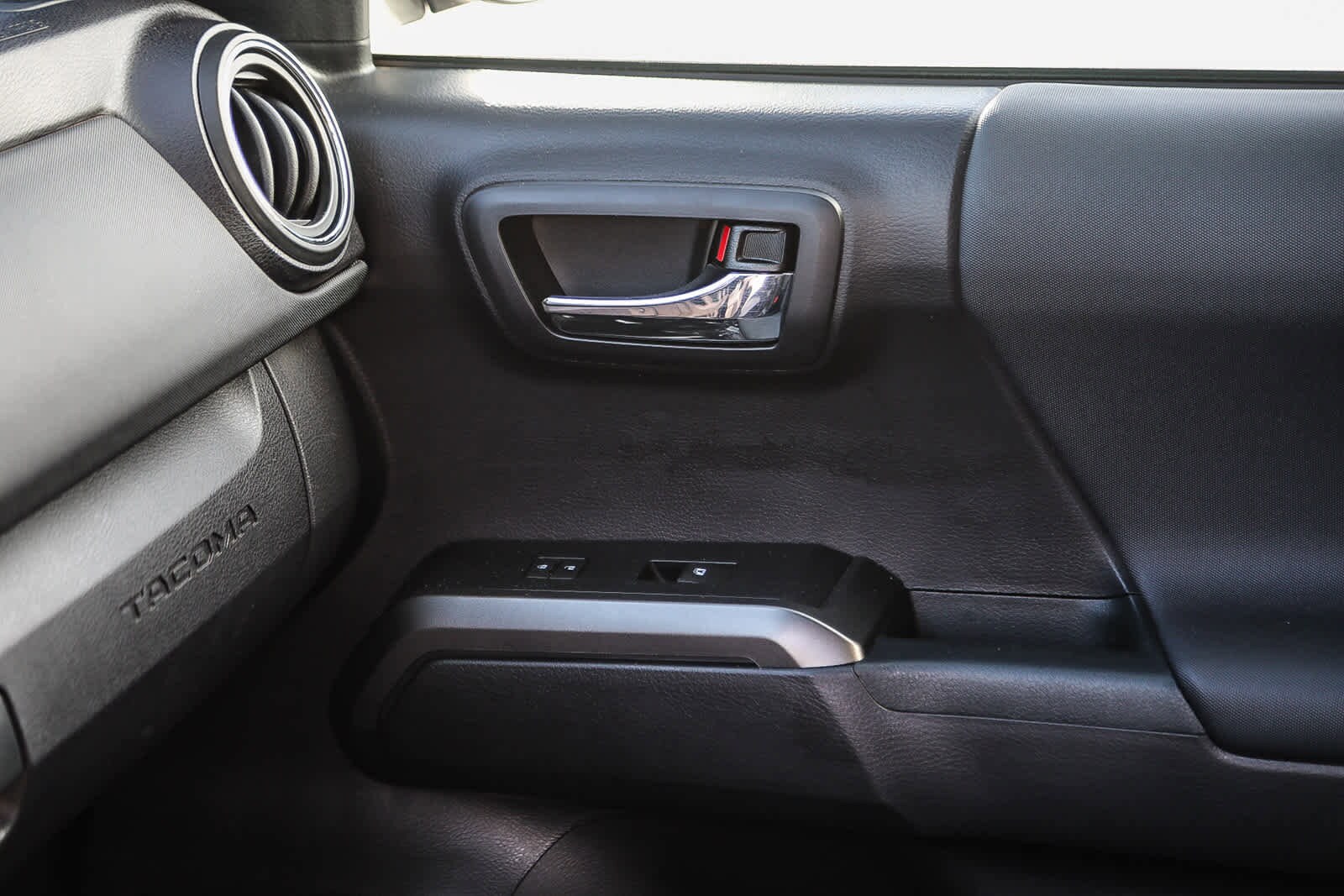 Thumbnail: 2020 Toyota Tacoma - 22