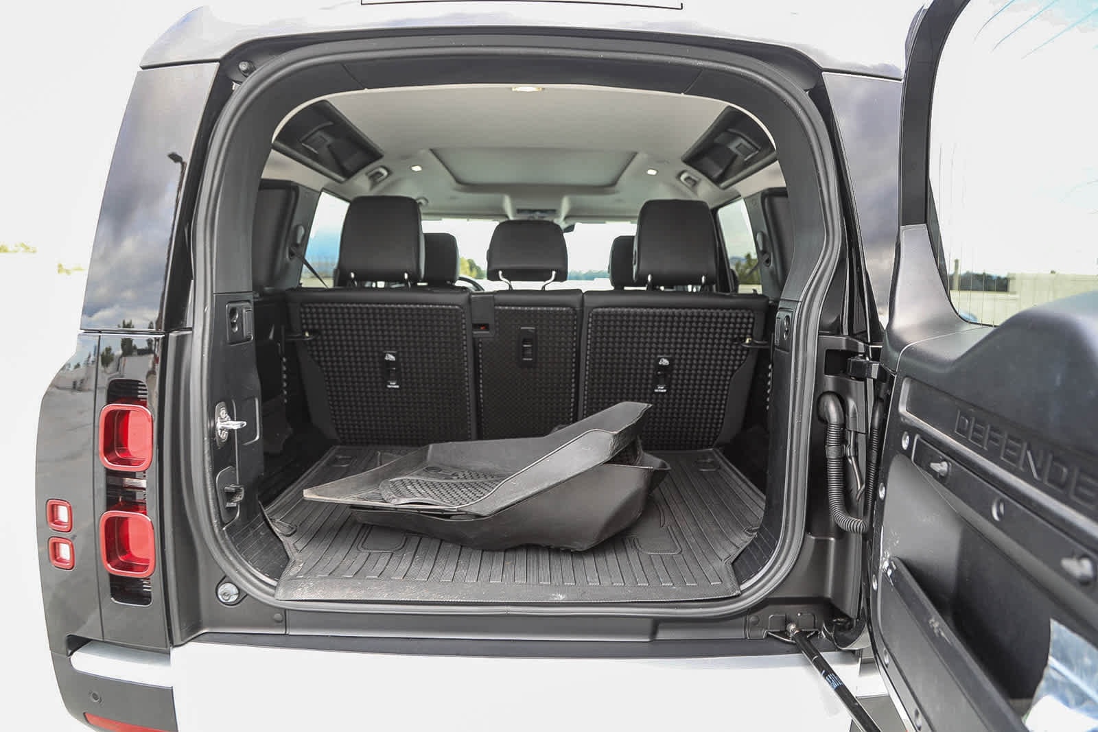 Thumbnail: 2024 Land Rover Defender - 25