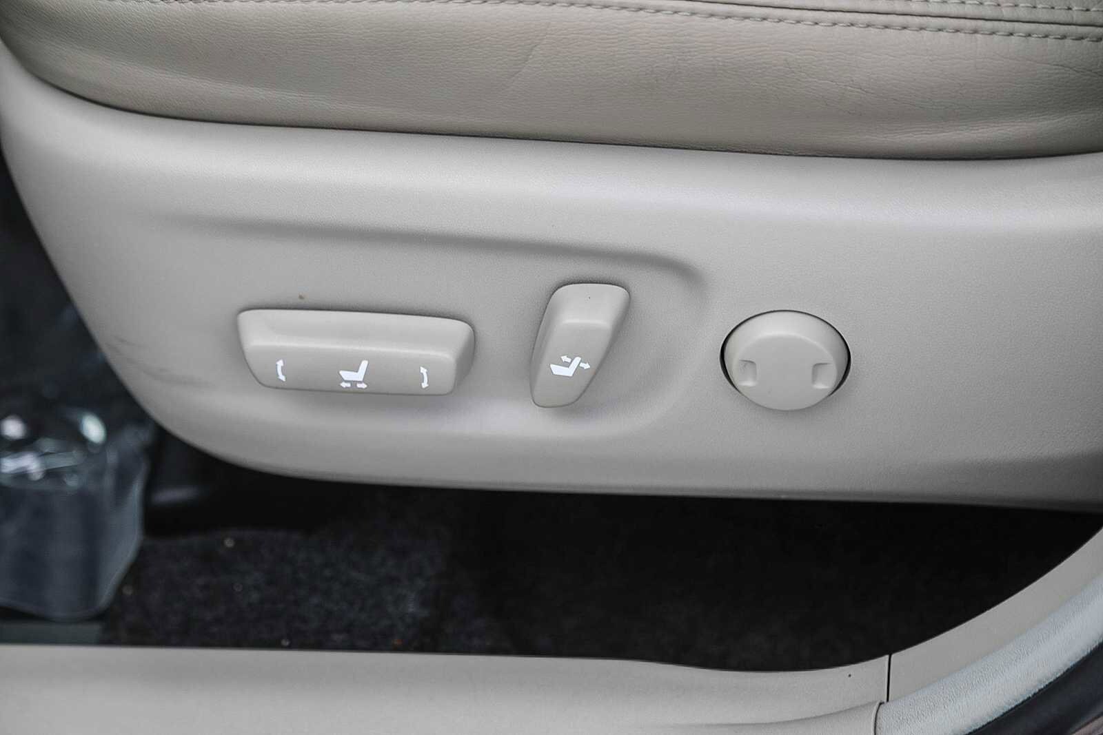 Thumbnail: 2015 Toyota Prius v - 19