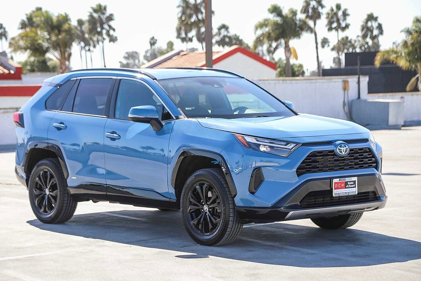 2022 Toyota RAV4 SE photo 2