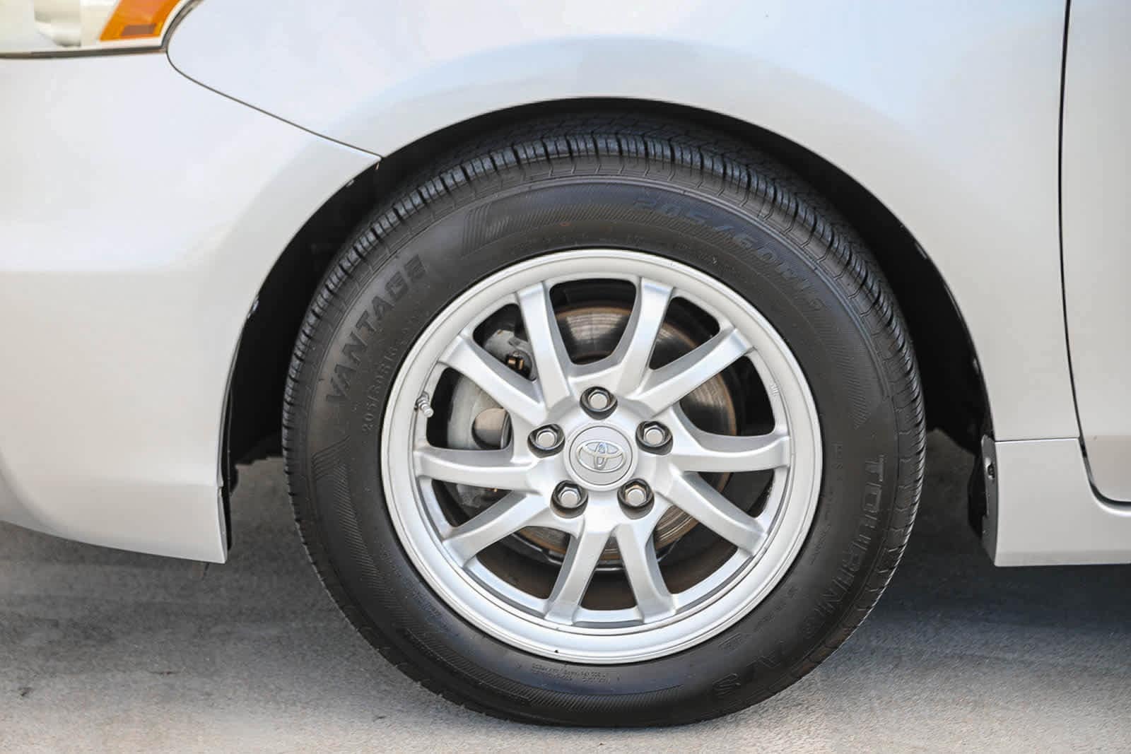 Thumbnail: 2013 Toyota Prius v - 10