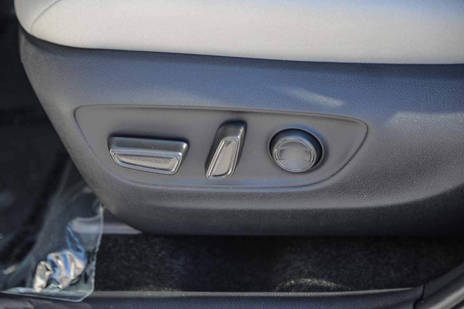 Thumbnail: 2025 Toyota RAV4 - 18