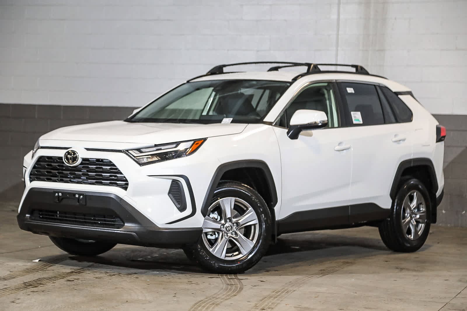 2025 Toyota RAV4 XLE's photo