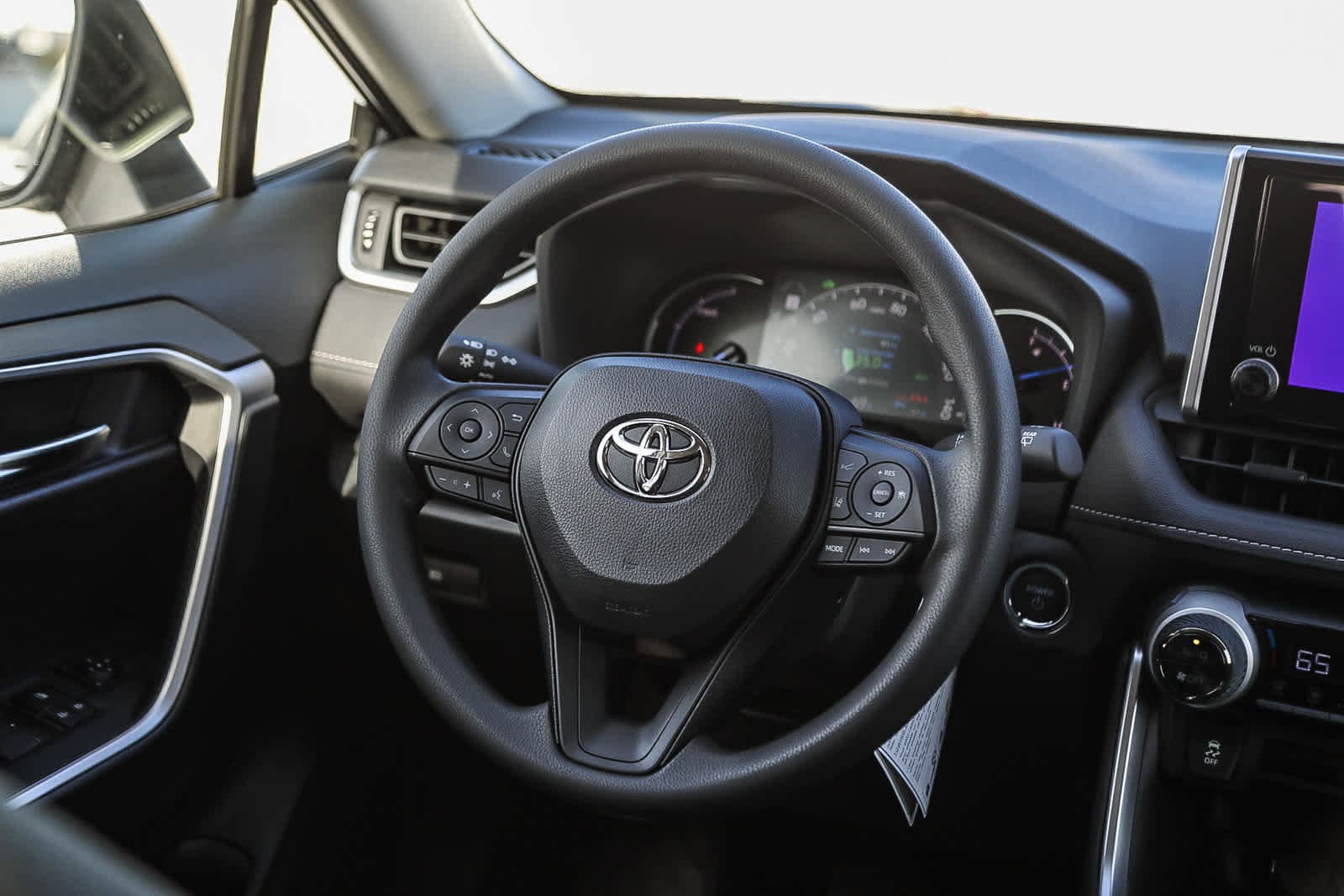 Thumbnail: 2025 Toyota RAV4 - 17