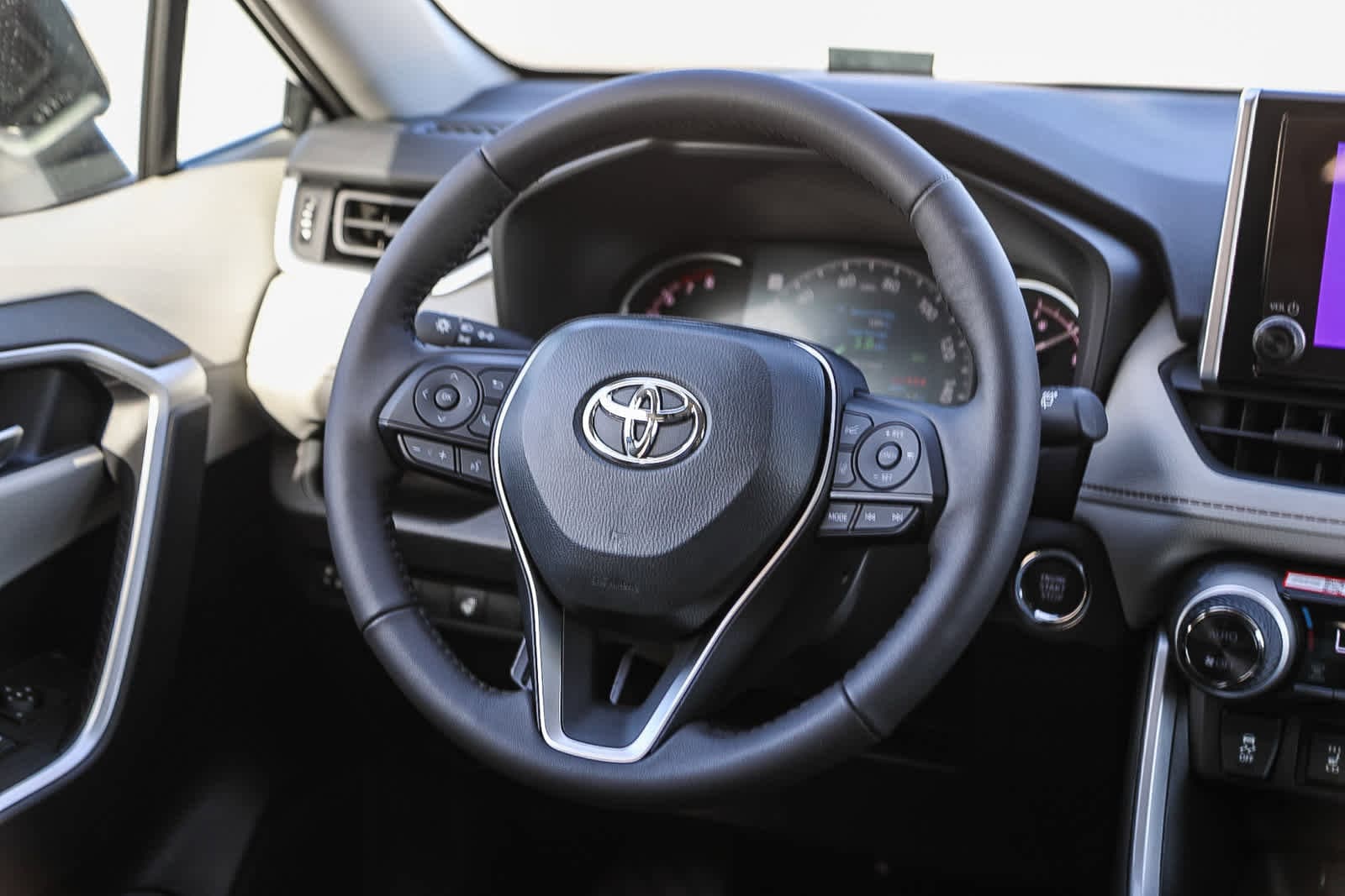 Thumbnail: 2025 Toyota RAV4 - 17