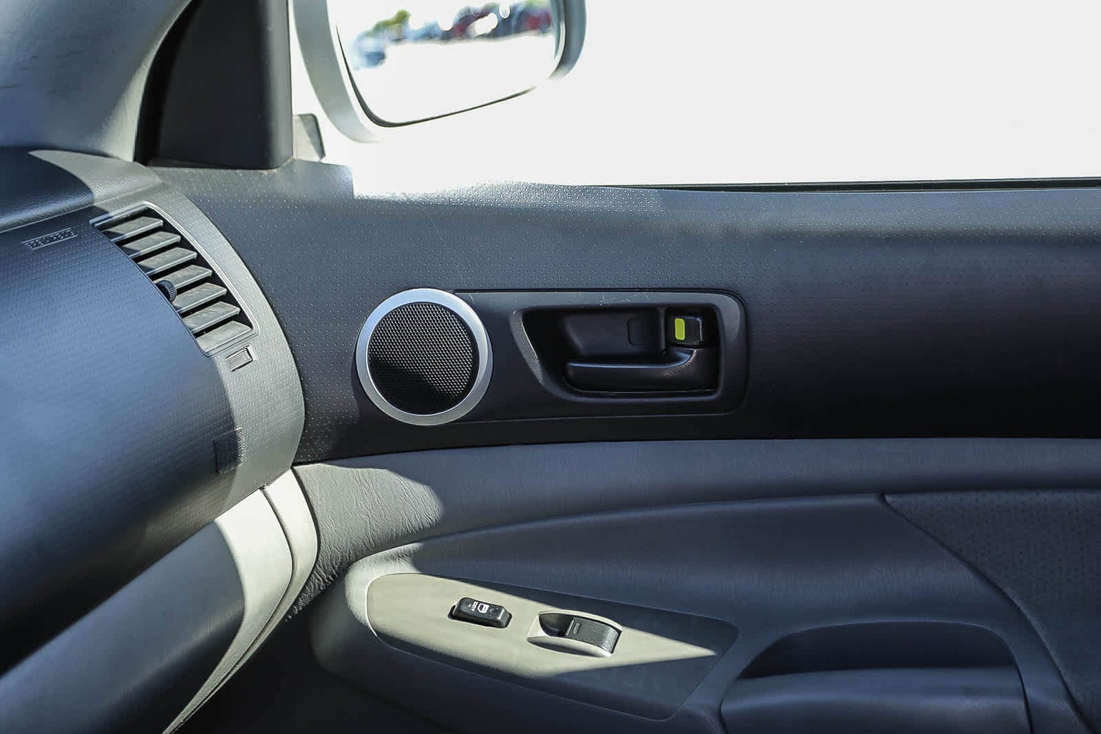 Thumbnail: 2011 Toyota Tacoma - 21