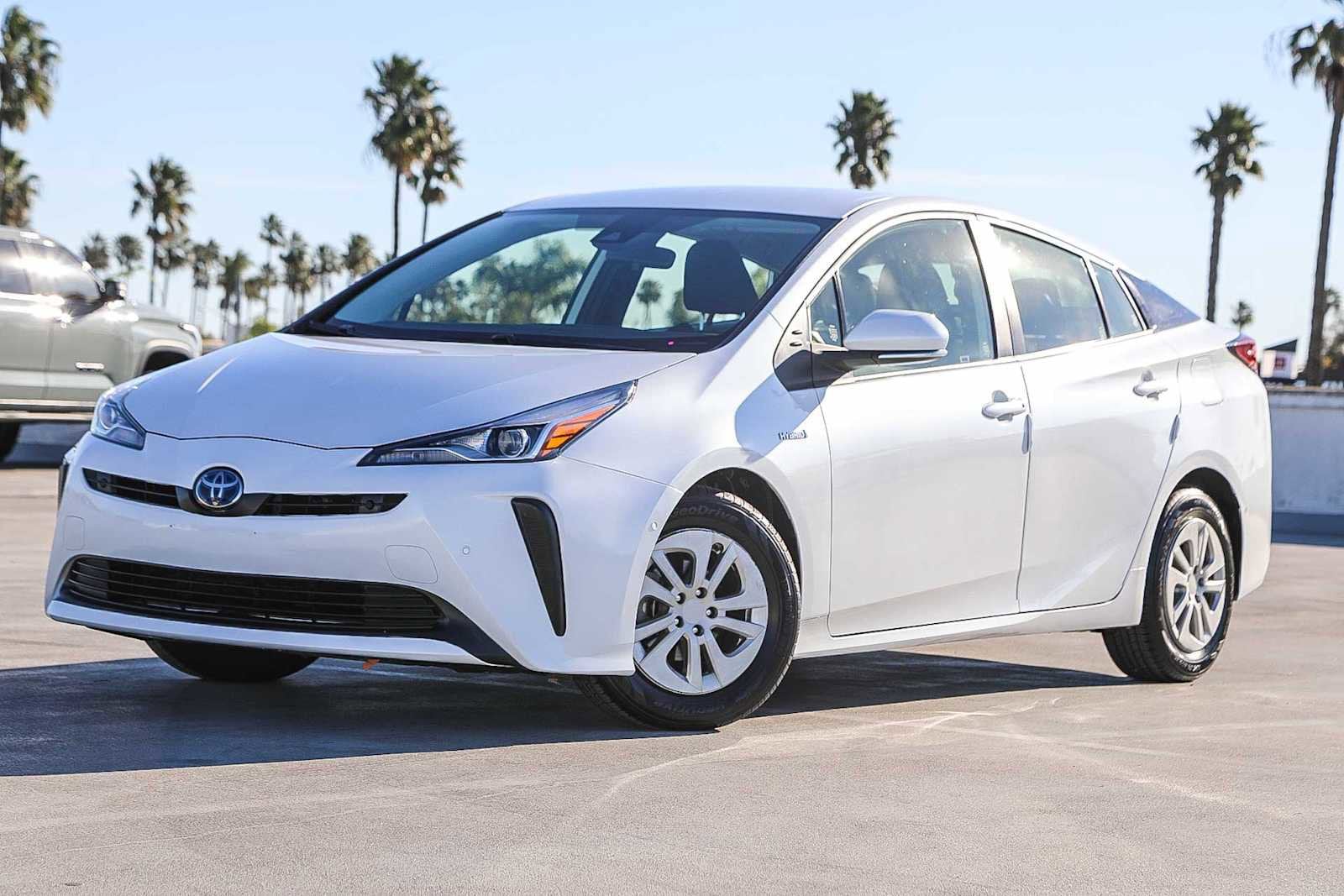 2021 Toyota Prius LE's photo