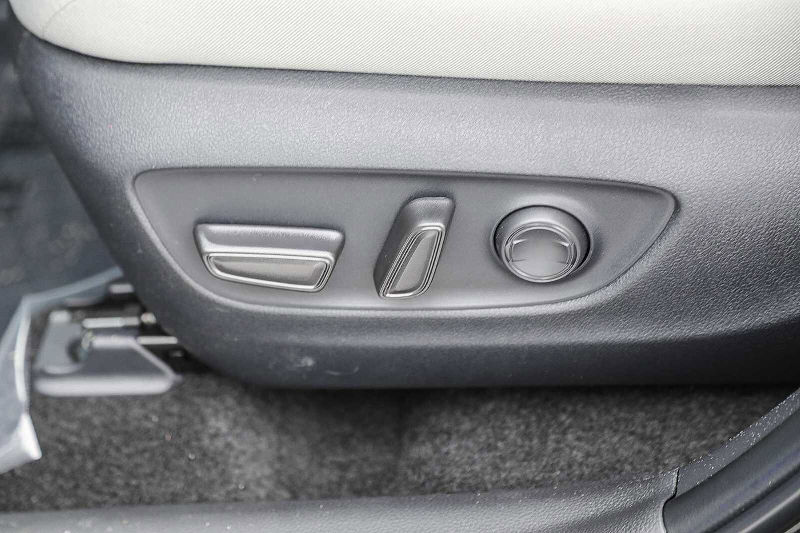 Thumbnail: 2025 Toyota RAV4 - 21