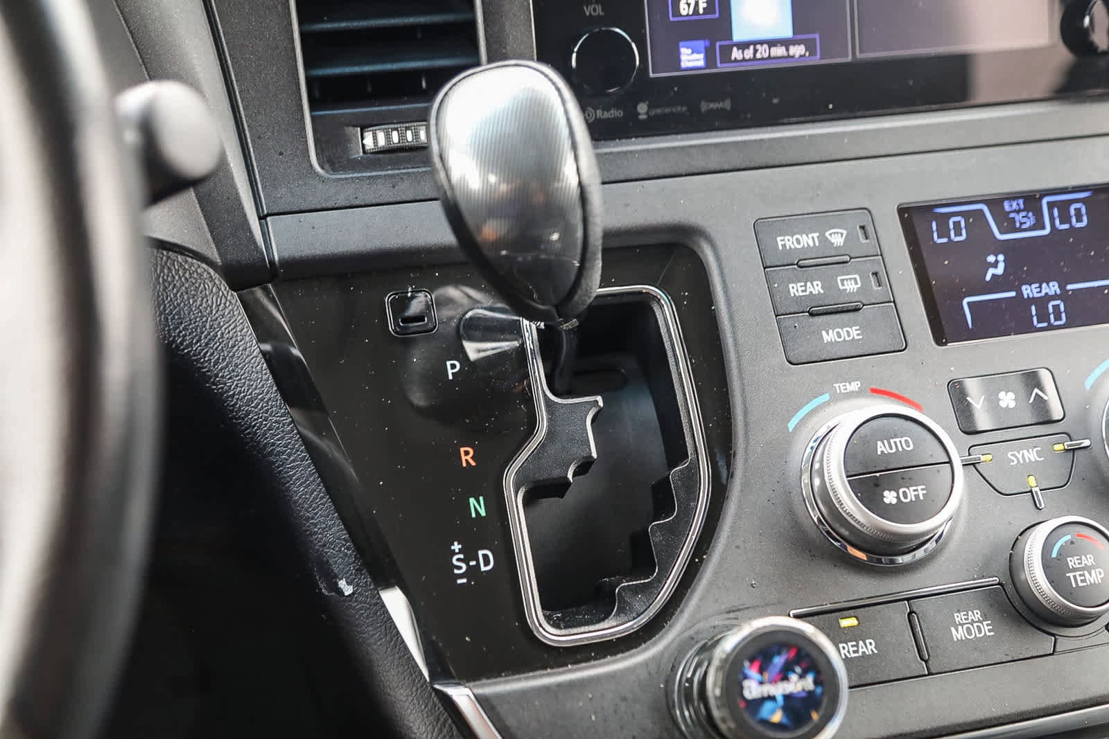 Thumbnail: 2017 Toyota Sienna - 18