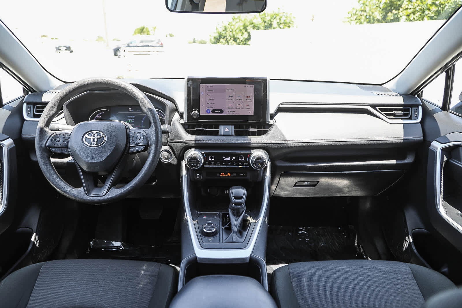 2025 Toyota RAV4 XLE - Photo 13