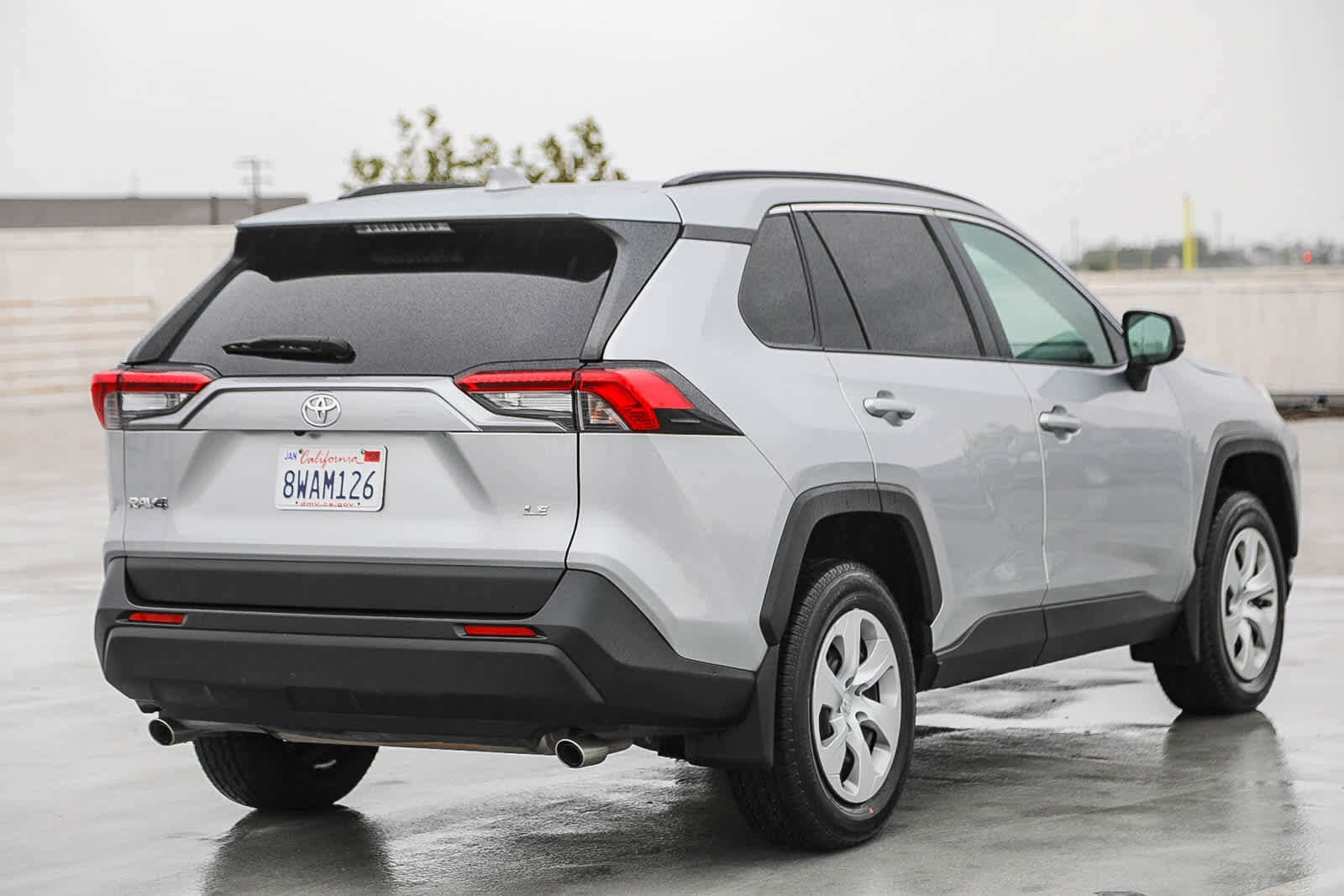 2021 Toyota RAV4 LE photo 4
