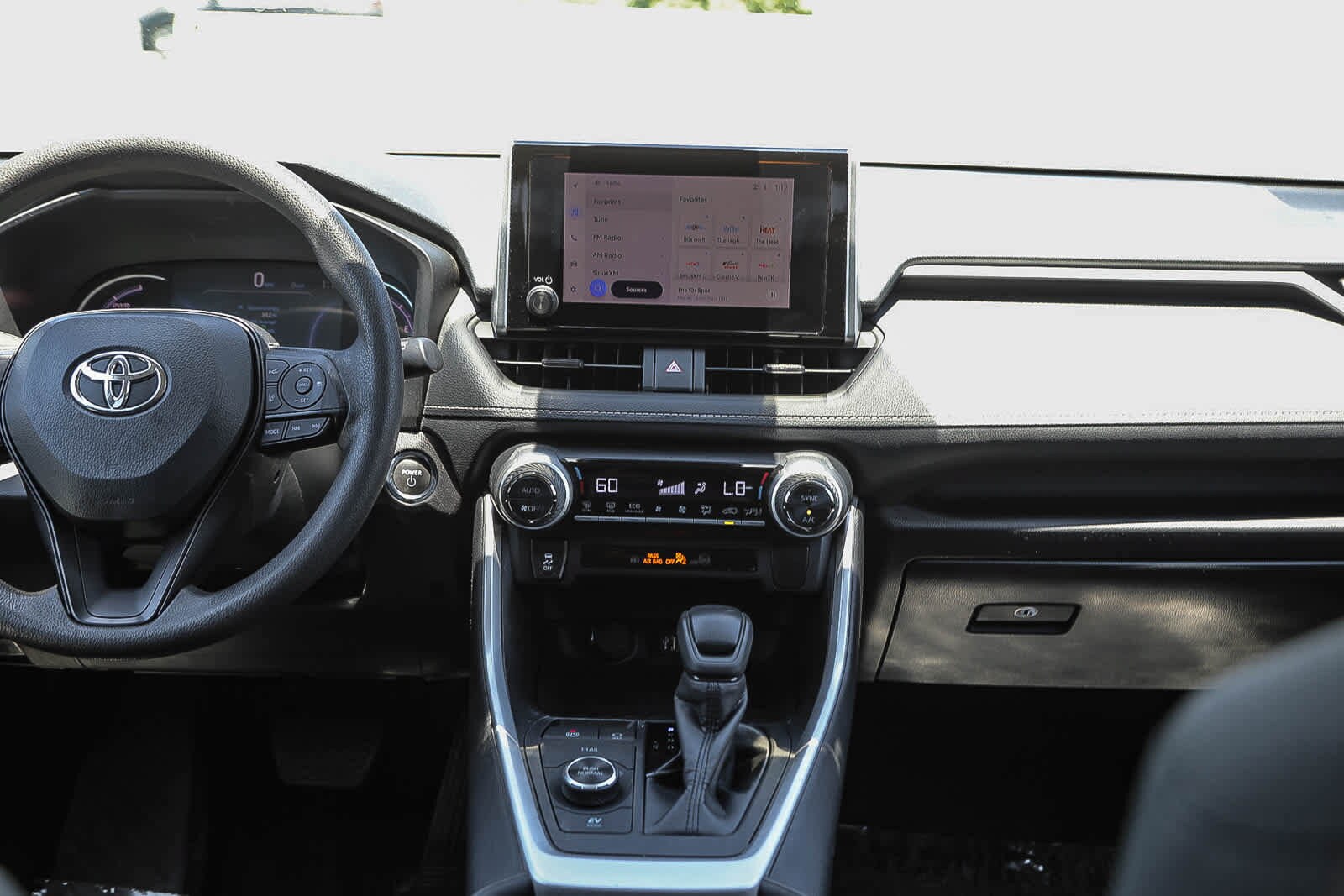 2025 Toyota RAV4 XLE - Photo 14