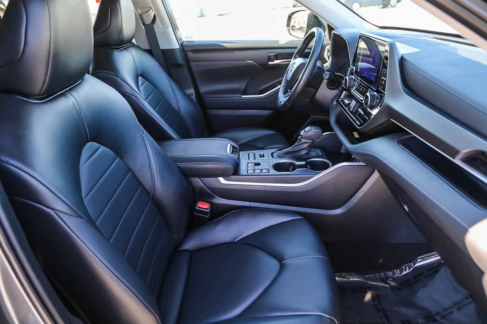 Thumbnail: 2023 Toyota Highlander - 16