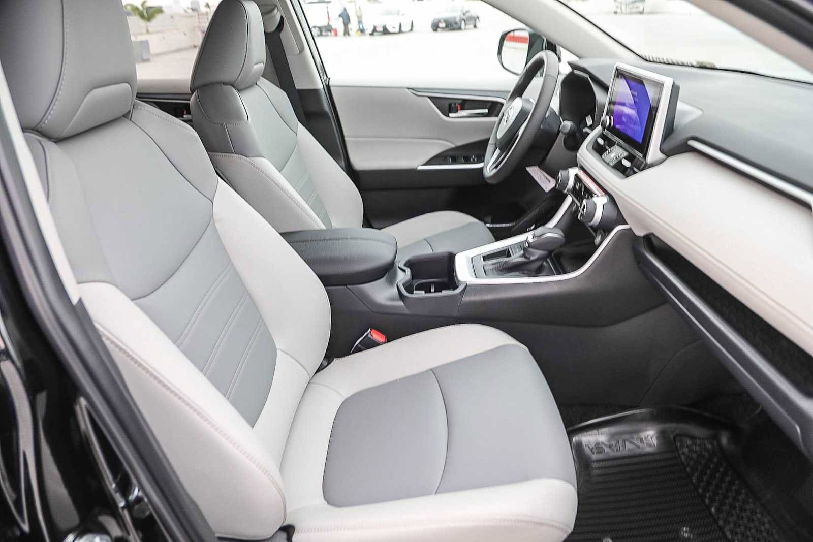 Thumbnail: 2025 Toyota RAV4 - 18